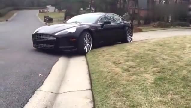 小伙开阿斯顿马丁跑车去玩，刚还出没多远就发生这样的事