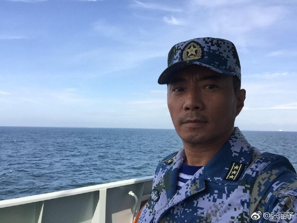 张涵予晒霸气军装照遭调戏! 女粉丝的回应让他脸红