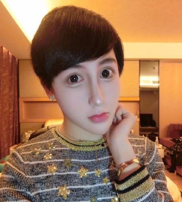 网红"蛇精男"刘梓晨否认整容,邀请女嘉宾推鼻,捏下巴验货!