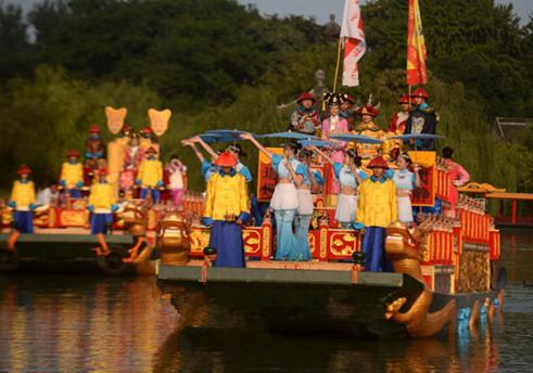 乾隆下江南游玩,随手题了三个字,此人去掉一字