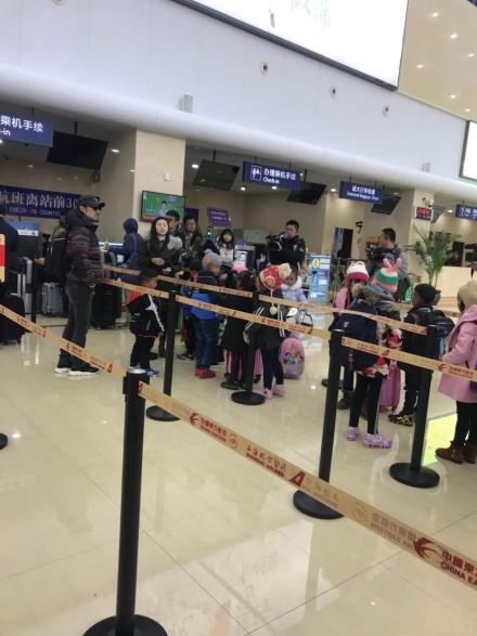 汪峰现身机场被偷拍 几个动作证明他是不是个好爸爸