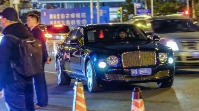 探秘土豪都开什么车去看上海维密秀