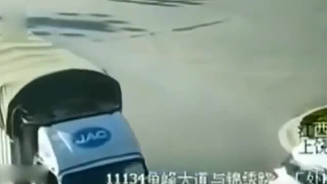 为了抢救下闯红灯的小电动车,大货车不停不断的刹车