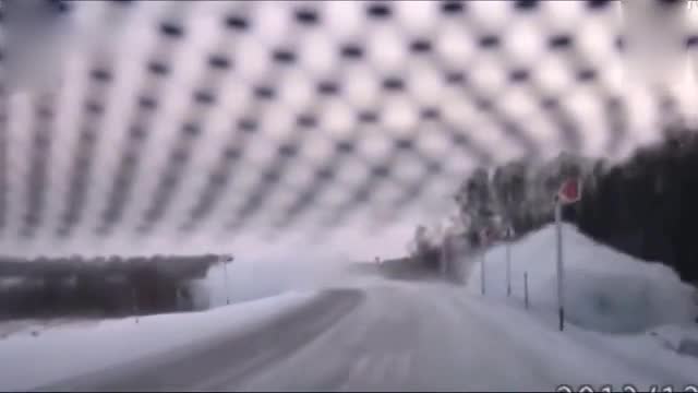 奔驰SUV雪地里这样翻滚,竟然没事