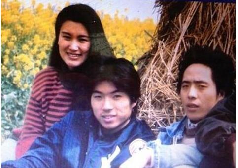 遭到高晓松与汪峰的两次抛弃，而患上抑郁选择上吊自杀，年仅27岁
