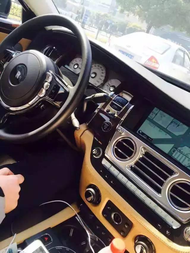 朋友圈配文:我只想忘记时间,忘记工作,尽情开车出去吃喝玩乐.