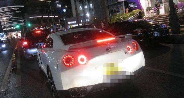 探秘土豪都开什么车去看上海维密秀