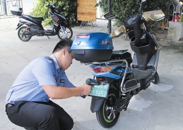 男子在福州骑超标电动车，小车驾照被扣12分!还敢任性吗?-新浪汽车