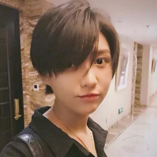 想知道头发比较服帖是拉直, 软化, 还是烫合适, 不想扎马尾了?