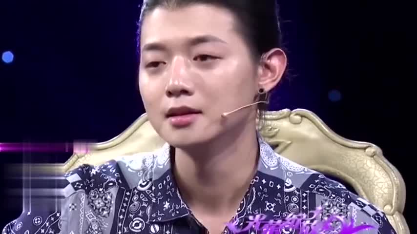 霍尊首谈自己与母亲的艰难生活,说到最后他哭了,主持