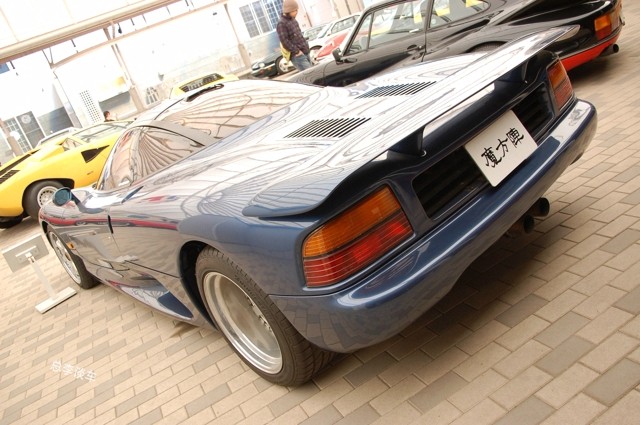 全球只有53辆，挂着警示灯当保安车，这跑车比顶级宾利贵4倍