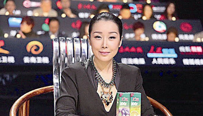 45岁过气女歌手登台献唱,造型夸张引争议|孙悦|造型|过气_新浪新闻