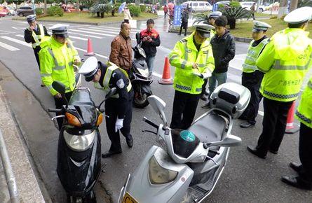 驾驶证年审新规,这几种驾照一年一审,过期将吊