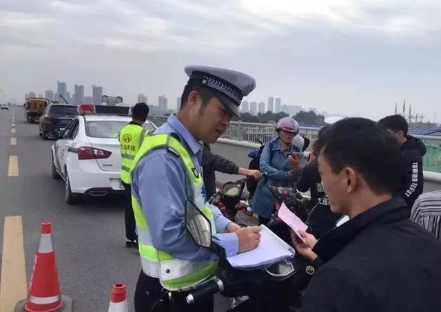 男子在福州骑超标电动车,小车驾照被扣12分!还