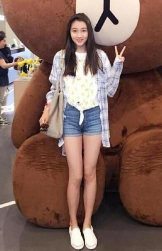 关晓彤的腿能到鹿晗的腰,这双玉腿可是让男星们闻风丧胆,好长!