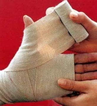 空姐在飞机上为什么要戴好丝巾?你知道吗