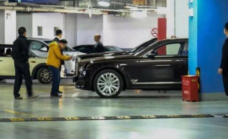 探秘土豪都开什么车去看上海维密秀