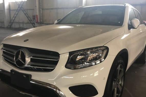 18款奔驰GLC300豪华的标志中型SUV