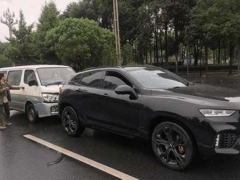 魏派VV7被面包车追尾，VV7毫发无损，面包车主下车站了五分钟