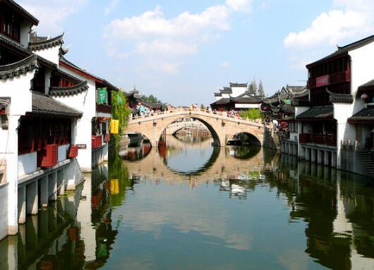 乾隆下江南游玩,随手题了三个字,此人去掉一字