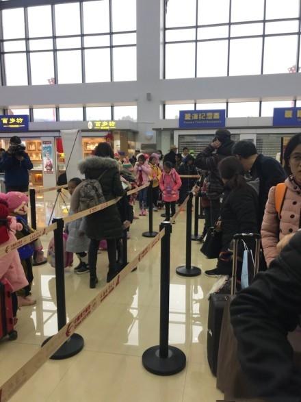 汪峰现身机场被偷拍 几个动作证明他是不是个好爸爸