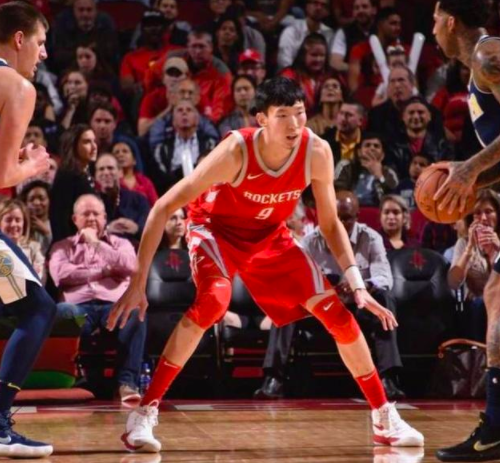 nba常规赛中,火箭队125比95大胜排名东部第6的掘金,中国球员周琦有着