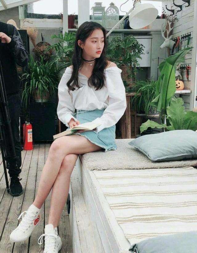 关晓彤把鹿晗1.6万羽绒服穿成了地摊货,网友:鹿晗这眼光真绝了