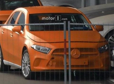 15万能买到的奔驰车，竟搭载了S级的悬浮式双屏，果断放弃高尔夫