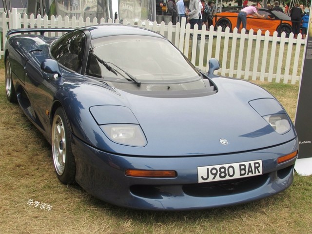 全球只有53辆，挂着警示灯当保安车，这跑车比顶级宾利贵4倍