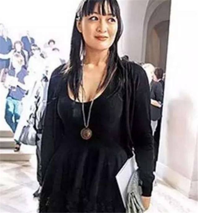 他名下豪车无数,比陈冠希风流,今导致35岁女儿