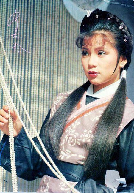 遭到高晓松与汪峰的两次抛弃，而患上抑郁选择上吊自杀，年仅27岁
