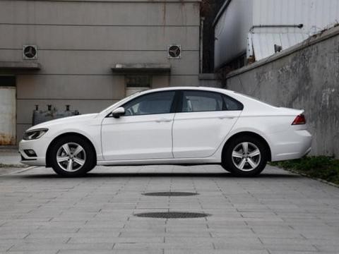 思域都要15万，这车优惠3万高颜值轿跑，车标比本田高级多了