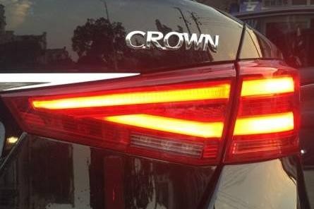 最爱龙眼LED大灯！17款皇冠运动版提车，2.0动力强油耗竟只有5.9