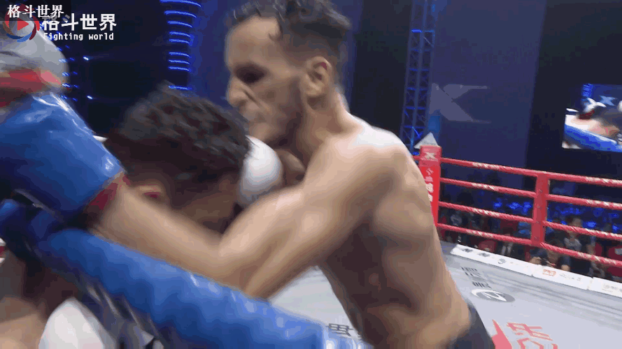 测试武僧一龙铁布衫真假抗击打,大胡子奇利亚被打浑身