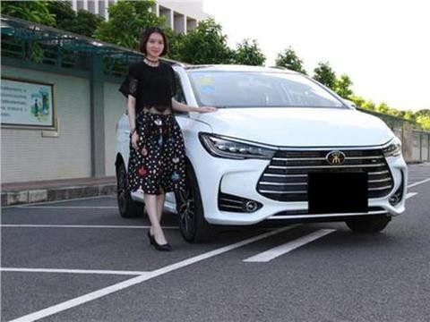 少妇花10万买最美MPV比亚迪宋MAX，去上牌惨遭喷字“核载7人”