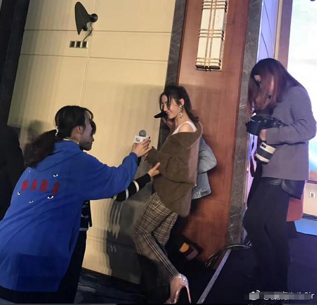 迪丽热巴穿高跟鞋累坏, 一下舞台就懵了