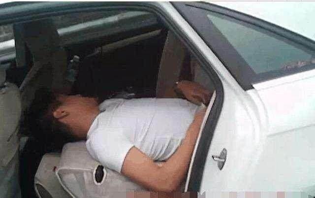 女司机高速开奥迪A6L,一小时只跑30公里,交警