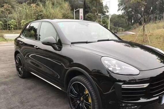 百万卡宴，完好无损，4S店打五折甩卖，知道原因后，谁都不买！