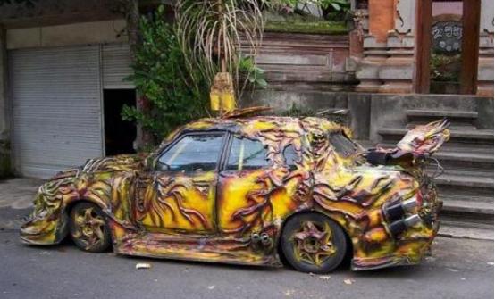 国外小伙花了几十万改装一辆奇葩爱车,路人见