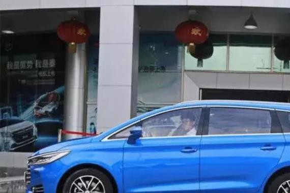 奥迪设计师操刀，最美比亚迪仅7.99万起，标配7座！