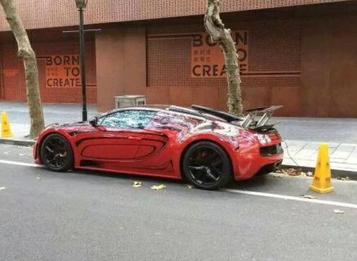 路边豪华布加迪被贴罚单,这款车的价格可以买