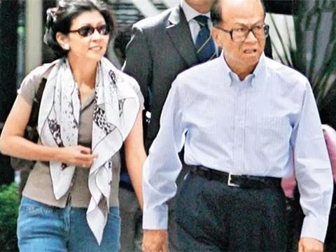 李嘉诚“红颜知己”，年近70风韵犹存，出门买花2辆防弹宝马相随