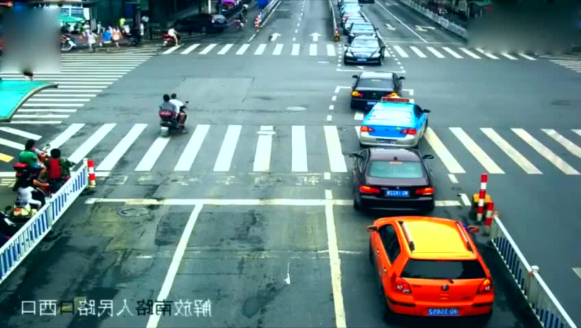 红灯还剩3秒时电动车闯了出去，她怎么也想不到这是生命最后3秒