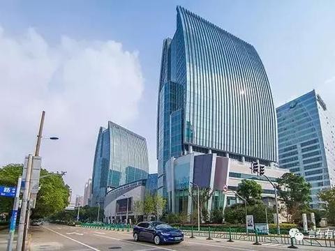 特斯拉全球最大充电站上海揭幕，2018年在华充电桩扩至1000个