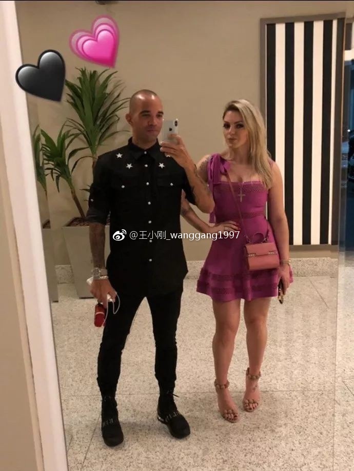 王大雷的一张照片引发讨论,塔神晒妻子合影藏