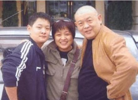 傅彪走后她扛起债务重担，邓婕借钱给她做生意，如今火遍全国