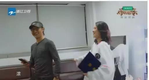 看了章子怡的项链和微博简介，就知道她有多爱女儿和汪峰了