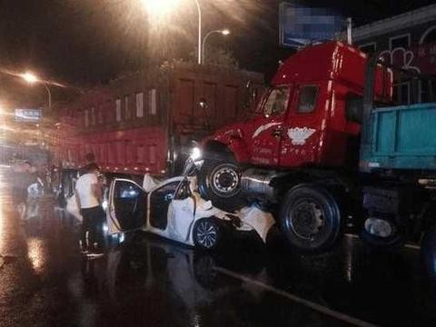 卡罗拉被大货车撞成废铁，车主毫发无损，网友：吸能不只是传说！