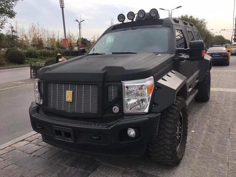 400万的越野车，一脚油门两包软中华，等于买个坦克回家了