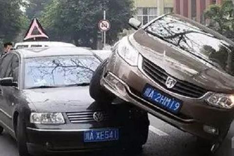 宝骏撞上了帕萨特，帕萨特车主下车后怒夸宝骏比大众强百倍